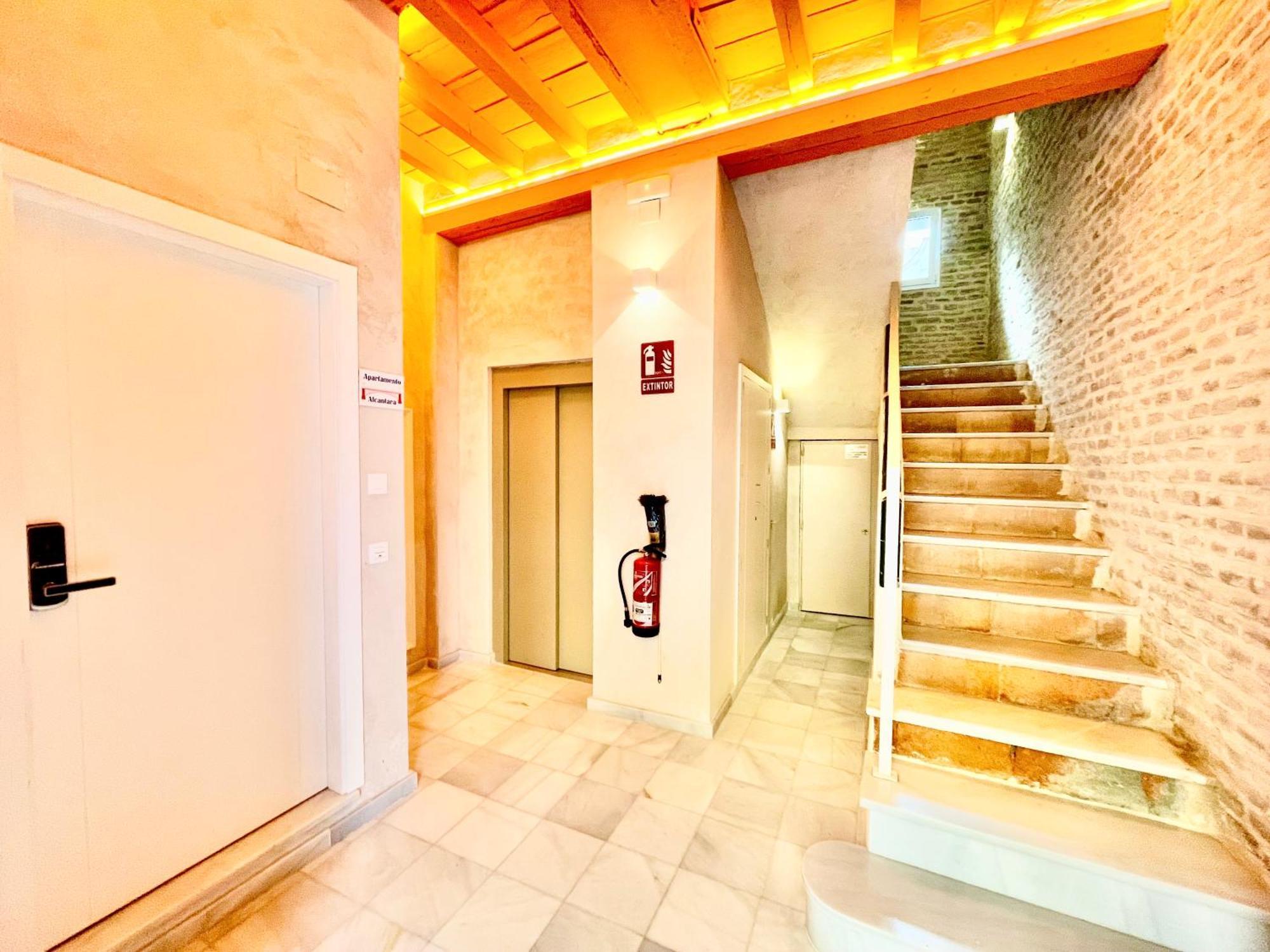 Click Triana - Patio Privado Apartment เซบีญา ภายนอก รูปภาพ